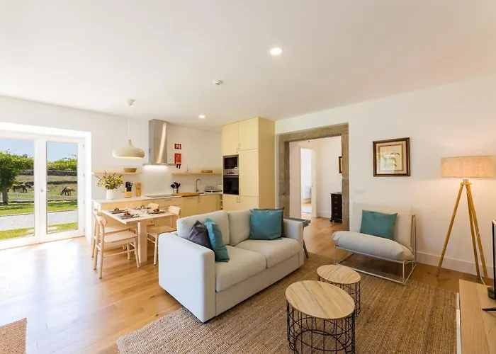 Linden Tree House A And B 아파트 *