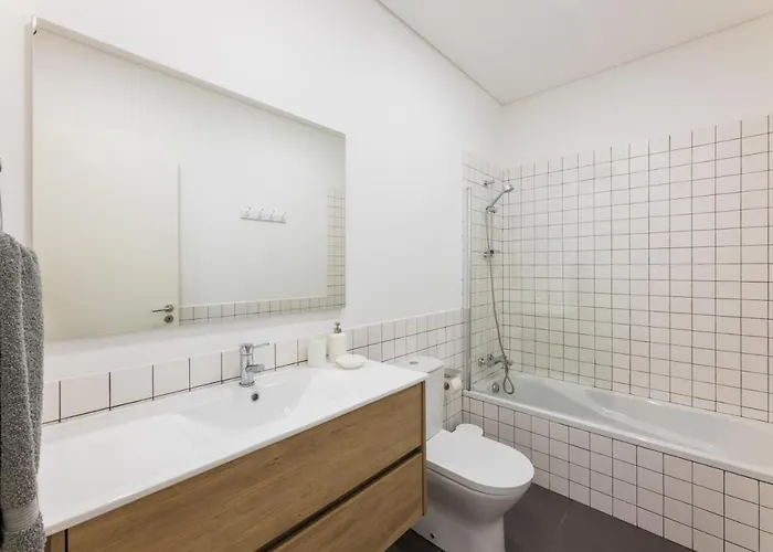 Linden Tree House A And B 아파트 *