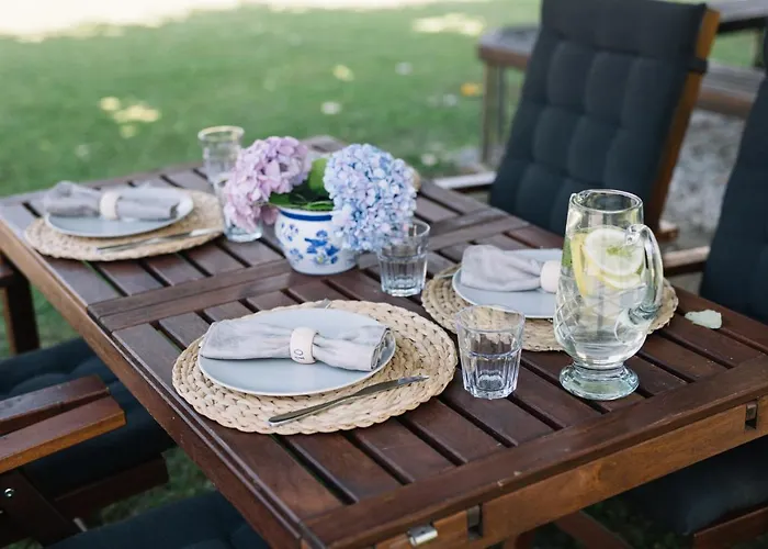 Linden Tree House A And B 아파트 *